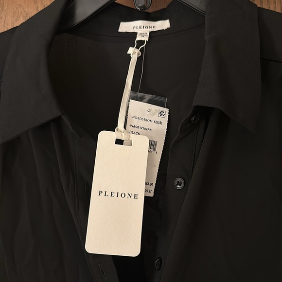 Lace-back button down blouse - Picture 3 of 3